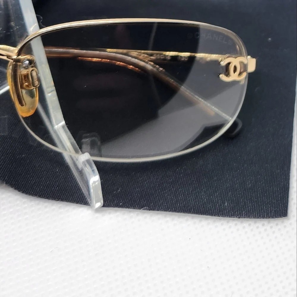 Chanel Sunglasses in pristine condition, exhibiting no blemishes. Model CH4099 - Picture 7 of 13